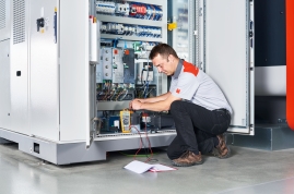 Technicien réparant une machine laser